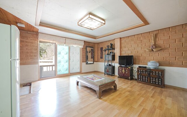 Hongchen Hanok Pine Scent Pension