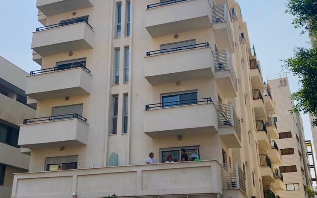 Ben Yehuda - Bograshov 1 BR with Terrace