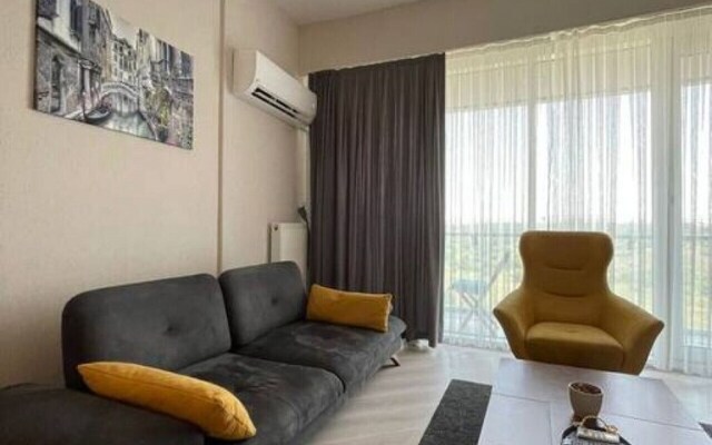 Lovely 1-B Living Apt Terrace Near Mall of Istanbul