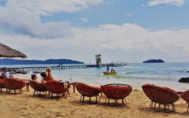 Footprints Beach Hostel  Bungalows