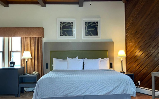 Pictured Rocks Inn & Suites