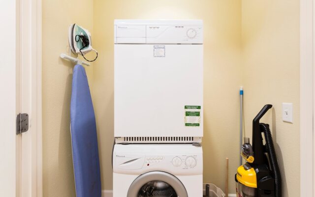 RVH 052 Relax in Centre Court