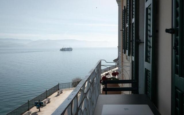 The Corcyraean Luxury Seafront House & Yard