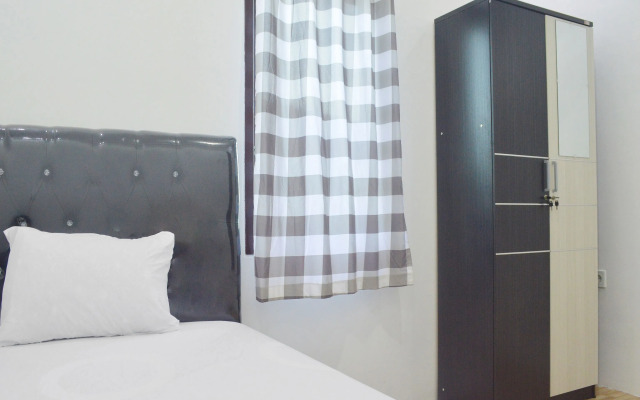 SPOT ON 91616 Kharisma Guest House