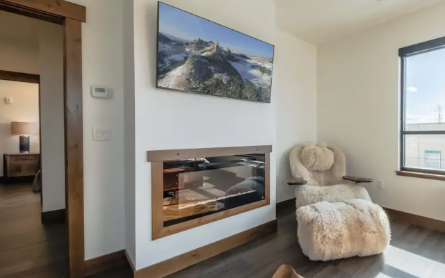 Downtown Penthouse Condo For 4!