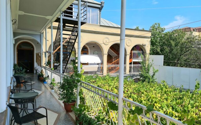Grayhouse Elia Apartment