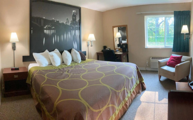 Super 8 by Wyndham Chisago City