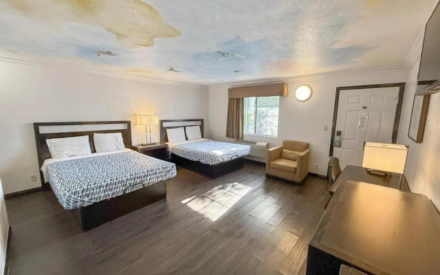 Super 7 Motel