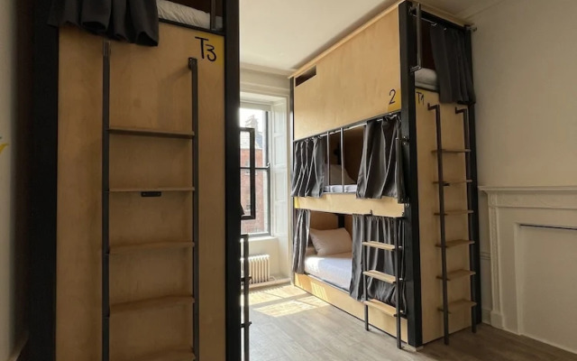 Leevin Hostel George