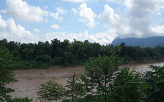 Namkhan Riverside Hotel