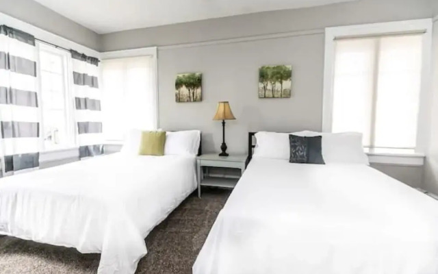 29th Street Trendy Lakeview Craftsman 8