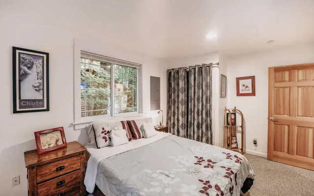 Mt Baker Lodging's Cabin #1 - With Wifi, Hot Tub, Pet Friendly