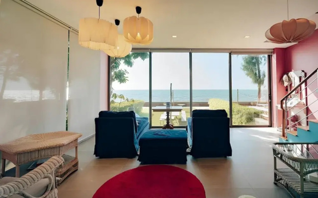 Sandbox frontbeach villa4