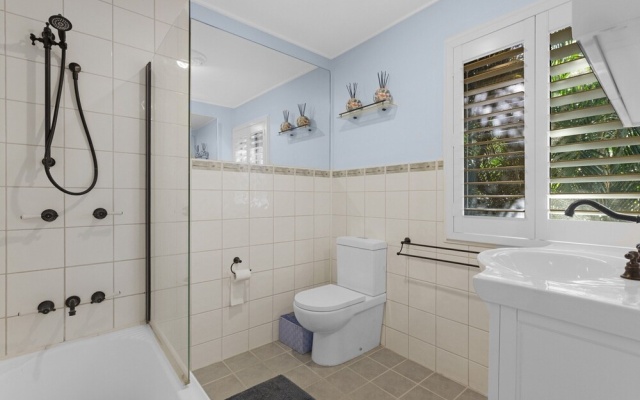 The Palms - Beach Retreat With Pool, Garden, BBQ – Bathroom – Toogoom