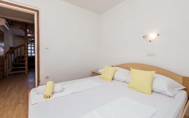 Beautiful Apartment in Lopar With 3 Bedrooms and Wifi