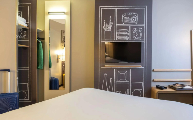 MOXY London Heathrow Airport
