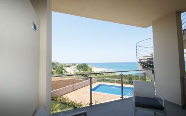 Apartment In Residence With Pool