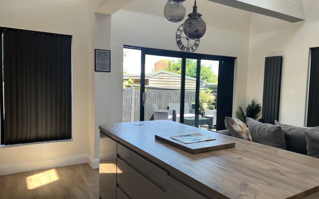 The Broadway Beach Homes Airbnb With Hot tub