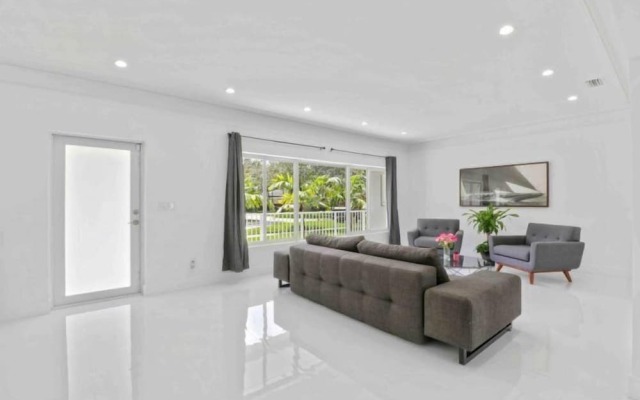 Sleek Miami Shores Residence With Hot Tub