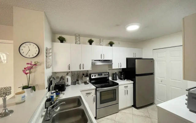 Exclusive Condo 10 Min to the Beach