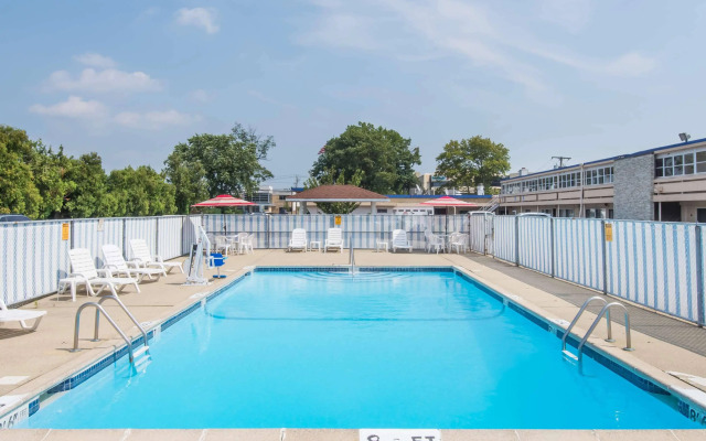 Days Inn by Wyndham Hicksville Long Island