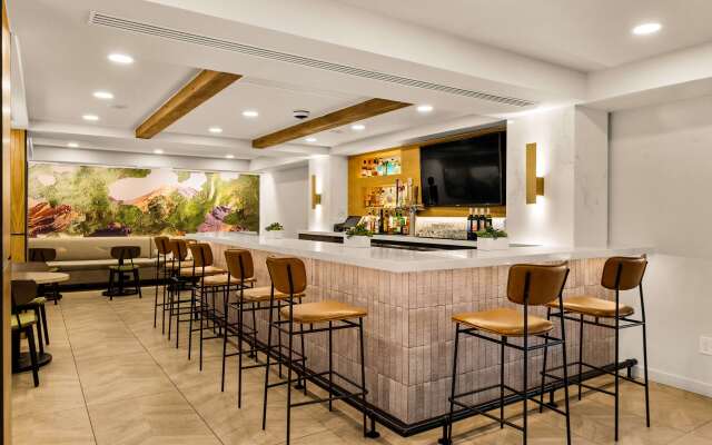 Oxford Suites Redding