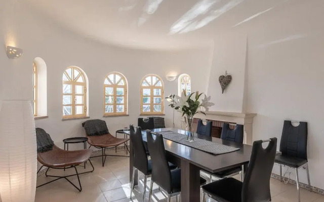 Villa Baltin With 4 Bedrooms and 3 Bathrooms