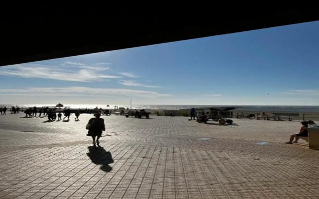 Comfy City Stay Near Sea