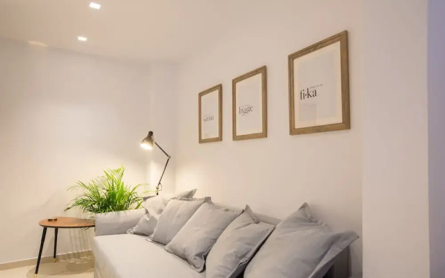 Phaedrus Living: City Luxury Flat Mavromichali