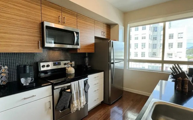 Stylish Retreat W Pool GYM Parking 10min to Cedars