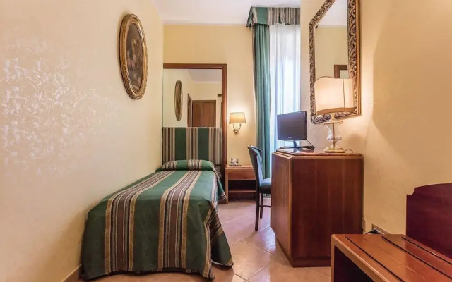 Raeli Hotel Lux