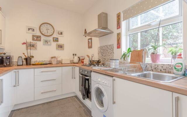 Bright Garden Flat In Wimbledon