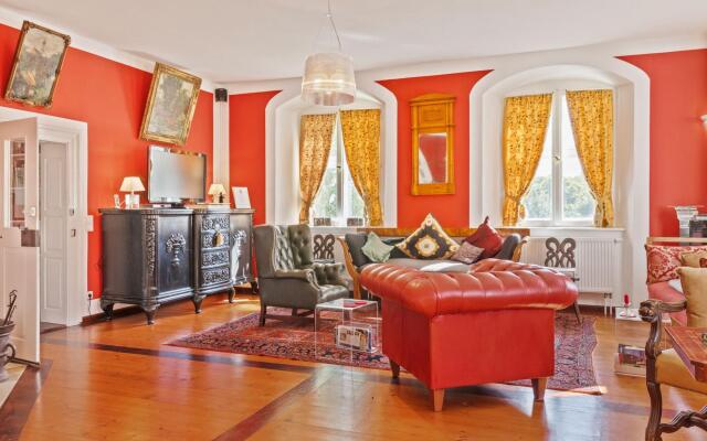 Lavish Castle in Riedenburg with Garden near Lake