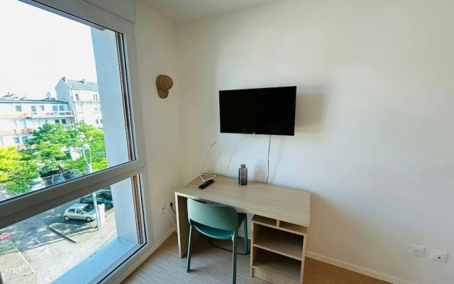 We Live In R - Suite 402