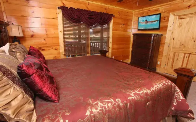 Serenity Mountain Pool Lodge - Nine Bedroom Cabin