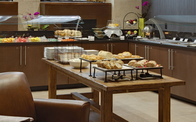 One King West Hotel & Residence