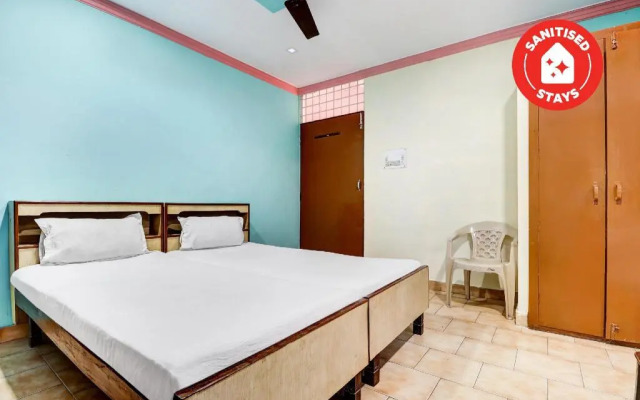 Metro Club & Guest House by OYO Rooms