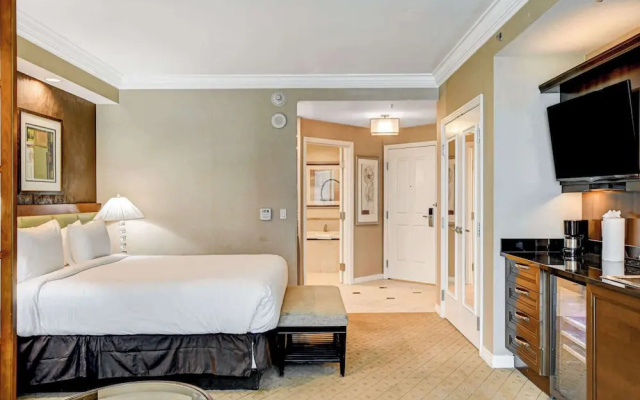 Beautiful Strip View Studio w Balcony 02807