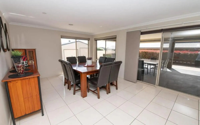 Centennial Cres, Modern, Entertaining Home, Sleeps 8