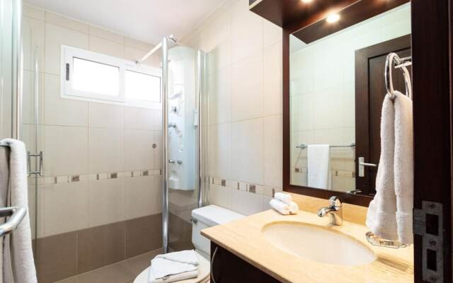 2br2 5BA Townhouse w Pool 3min Walk 2 Eaglebeach