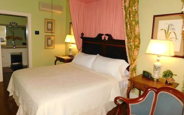 Anchuca Historic Mansion & Inn