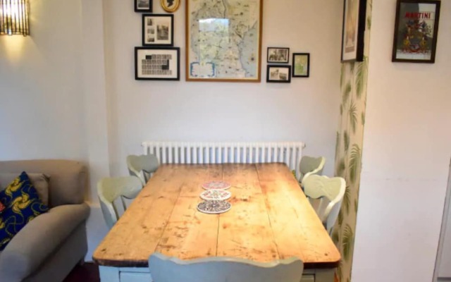 Stunning 2 Bedroom Flat in Vibrant Neighbourhood