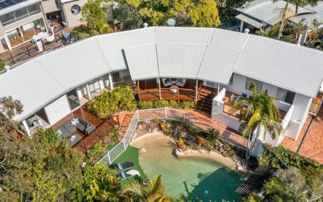 A Tropical Family Oasis in Sunshine Beach