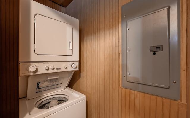 Pappy's Peak 2 Bedroom Cabin by RedAwning