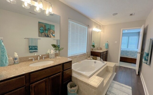 Sea-renity 3 Bedroom Home by Redawning