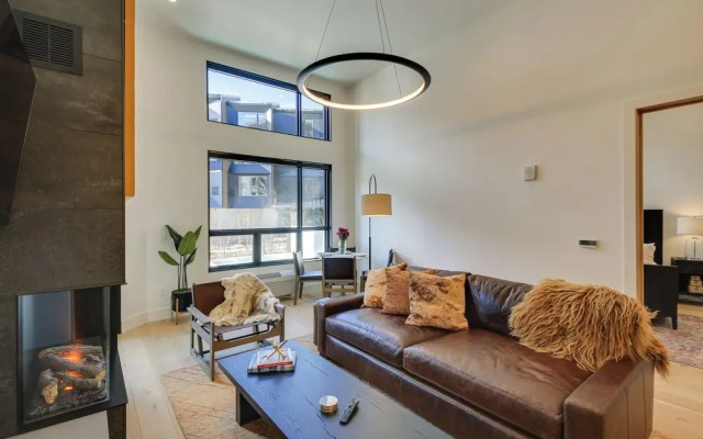 Luxe Schweitzer Condo w/ Hot Tub: Ski-in/ski-out!