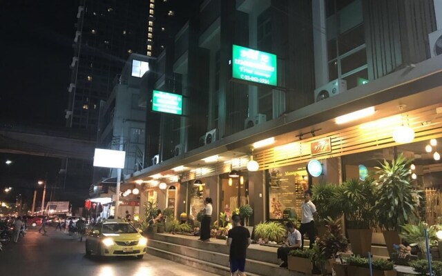 Siam Park Service Apartment