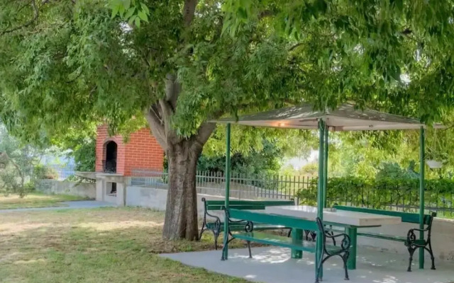 Charming Retreat Holiday Home Mravince With Pool