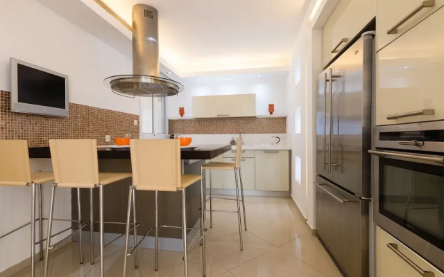 Apartment with Sauna, Hot Tub & Parking