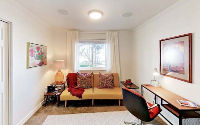 Stylish Desert Oasis - 3 Br Home